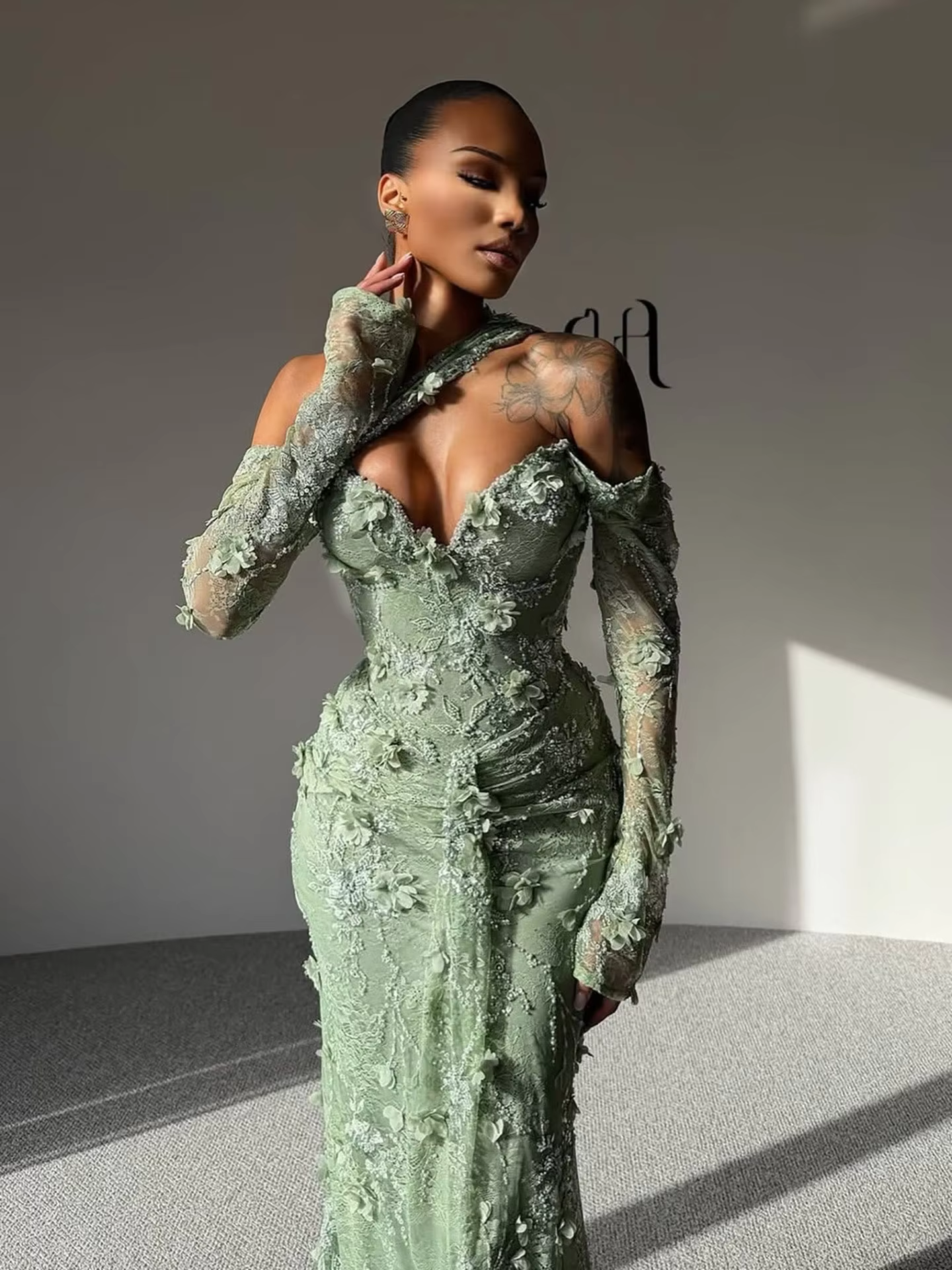 Maßgeschneidertes Salbeigrünes Meerjungfrau-Abendkleid mit 3D-Blumen und Falten, Langarm, Bodenlang, Formelles Abendkleid